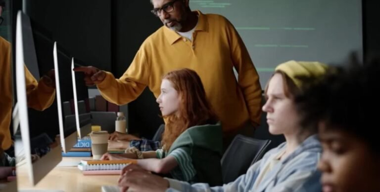 Adaptive Data Science Pipelines: Self-Optimising Systems for Dynamic Environments